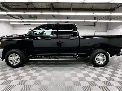 Used 2024 RAM 2500 Tradesman w/ Chrome Appearance Group AWD/4WD image 14