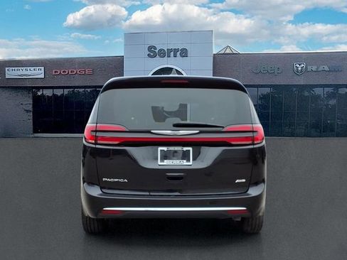 Used 2023 Chrysler Pacifica Touring-L image 5