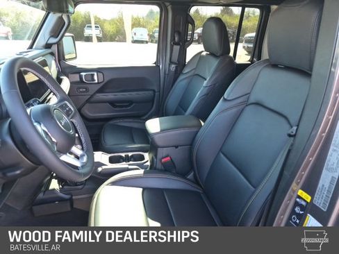 Used 2025 Jeep Wrangler Sahara image 14