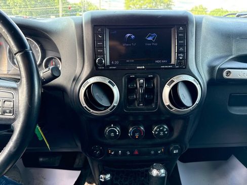 Used 2018 Jeep Wrangler Unlimited Rubicon w/ Connectivity Group AWD/4WD image 6