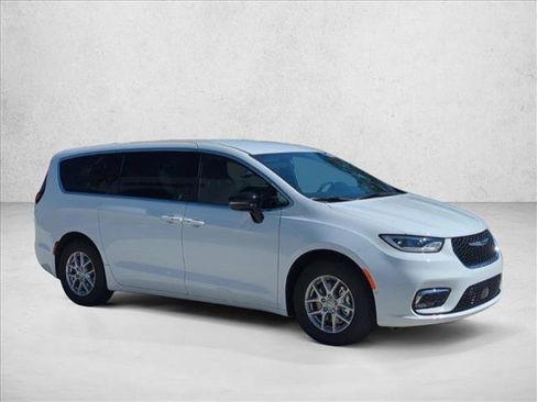 New 2026 Chrysler Pacifica Select image 6
