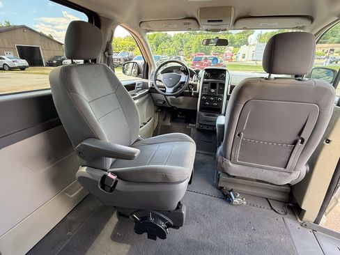 Used 2010 Dodge Grand Caravan SXT w/ Trailer Tow Group FWD image 31