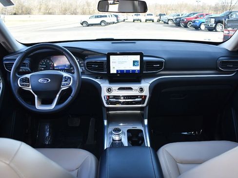 Used 2021 Ford Explorer XLT w/ Equipment Group 202A image 4