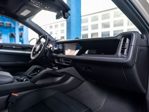 New 2026 Porsche Cayenne Coupe AWD/4WD image 34