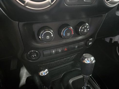 Used 2017 Jeep Wrangler Sahara w/ Connectivity Group AWD/4WD image 21