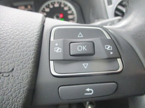 Used 2013 Volkswagen Tiguan S image 33