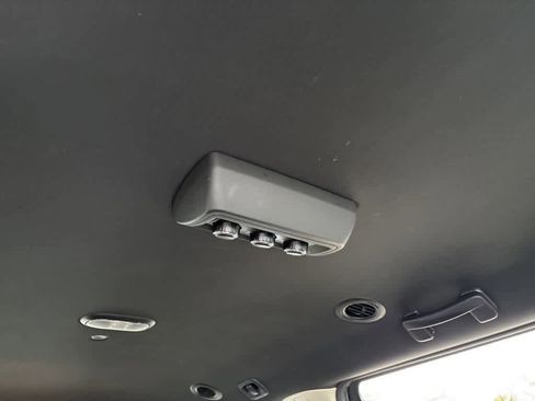 Used 2018 Dodge Grand Caravan SXT image 9