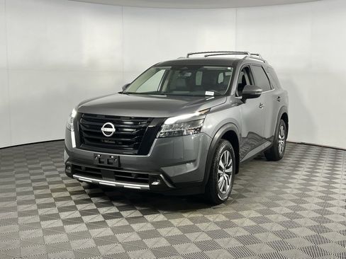 Used 2024 Nissan Pathfinder SL w/ Black Appearance Package image 3