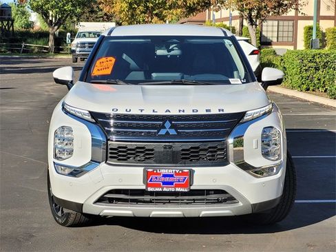 Used 2024 Mitsubishi Outlander SE image 3