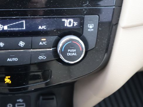 Used 2020 Nissan Rogue SV image 31