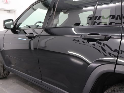 Used 2025 Jeep Grand Cherokee Limited w/ Luxury Tech Group II image 38