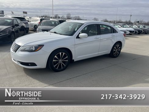 Used 2013 Chrysler 200 Limited image 1