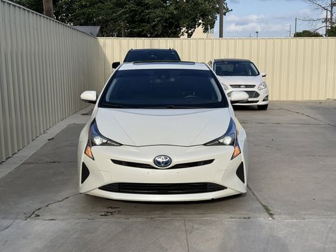 Used 2017 Toyota Prius FWD image 2