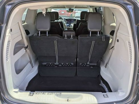 Used 2023 Chrysler Pacifica Touring-L FWD image 14