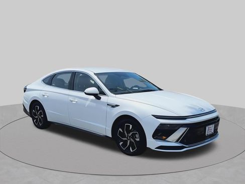 Used 2025 Hyundai Sonata SEL FWD image 2