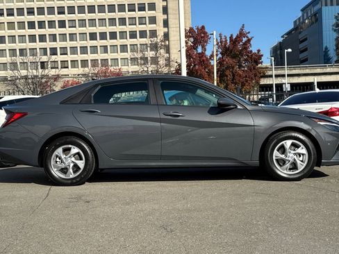 Used 2023 Hyundai Elantra SE image 3