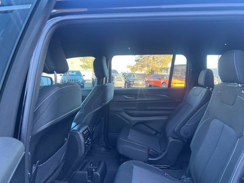 Used 2025 Jeep Grand Cherokee L Laredo image 23