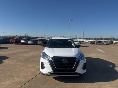 Used 2022 Nissan Kicks S image 4