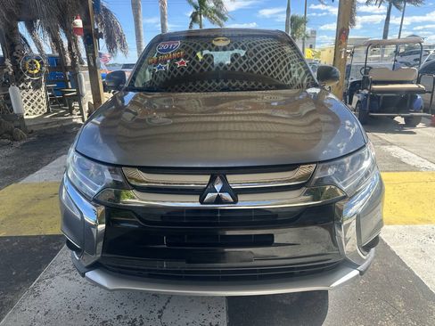 Used 2017 Mitsubishi Outlander ES image 3