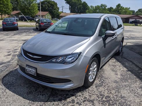 Used 2017 Chrysler Pacifica Touring FWD image 7