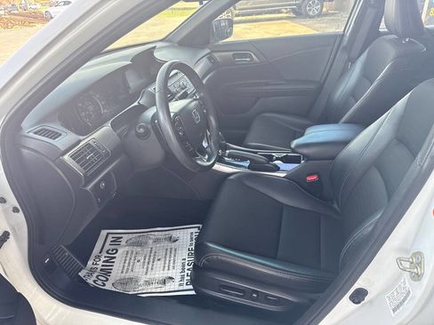 Used 2017 Honda Accord Sport image 9