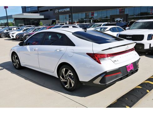 Used 2025 Hyundai Elantra SEL FWD image 6