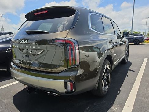 Used 2025 Kia Telluride EX w/ EX Captain's Chair Package FWD image 15