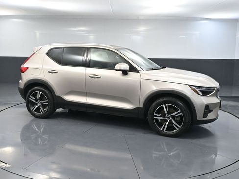 Used 2023 Volvo XC40 B5 Core AWD/4WD image 4