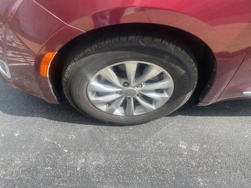 Used 2018 Chrysler Pacifica Touring-L image 4