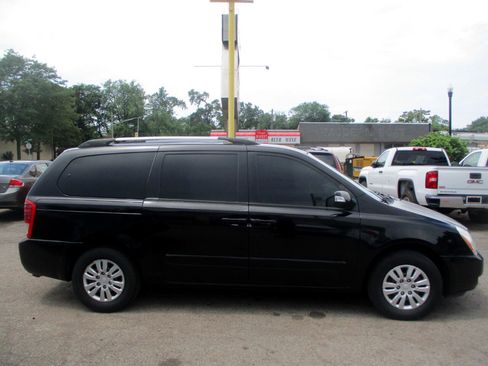 Used 2012 Kia Sedona LX image 2
