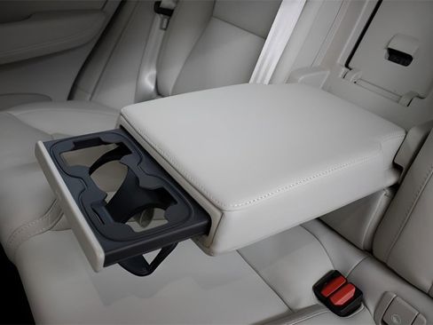 Certified 2024 Volvo XC60 T8 Ultimate w/ Protection Package Premier image 22