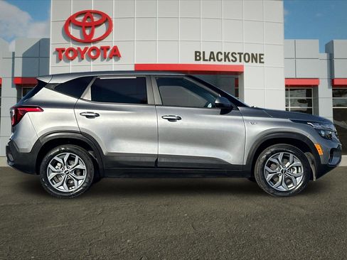 Used 2024 Kia Seltos LX image 2