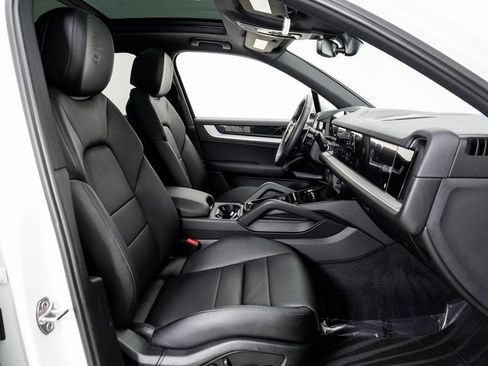 Used 2025 Porsche Cayenne image 23