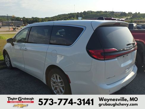 Used 2023 Chrysler Pacifica Touring-L FWD image 4