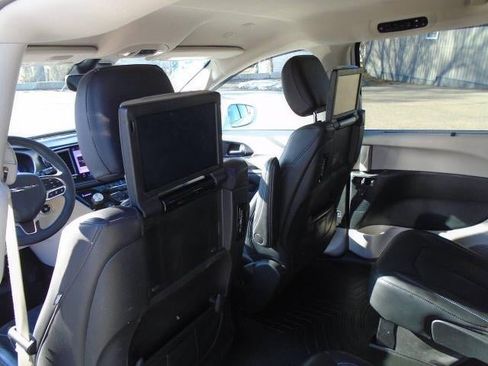 Used 2022 Chrysler Pacifica Touring-L w/ Uconnect Theater Family Group image 14