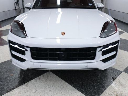 Used 2024 Porsche Cayenne AWD/4WD image 4