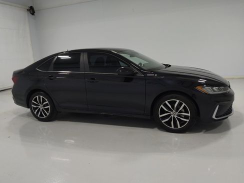 Used 2025 Volkswagen Jetta SE FWD image 11