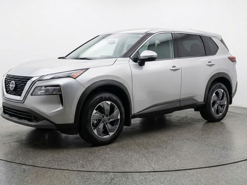 Used 2025 Nissan Rogue SV image 3