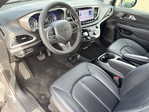 Used 2025 Chrysler Pacifica Select FWD image 16