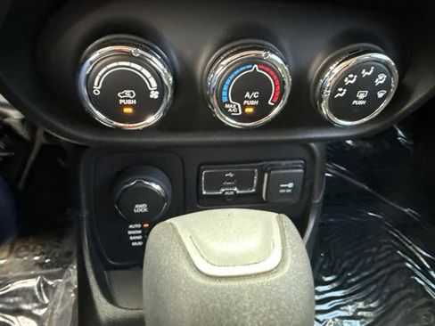 Used 2017 Jeep Renegade Sport w/ Power & Air Group AWD/4WD image 24