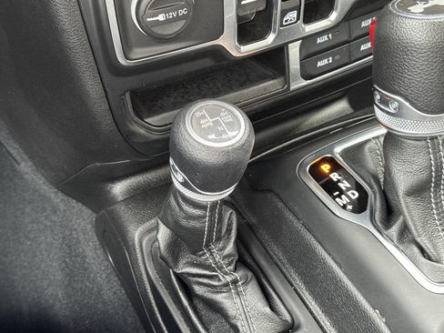 Used 2024 Jeep Wrangler Unlimited Sahara w/ Technology Group AWD/4WD image 33