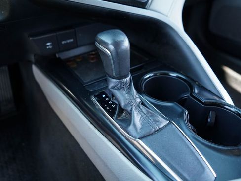 Used 2019 Toyota Camry SE FWD image 33