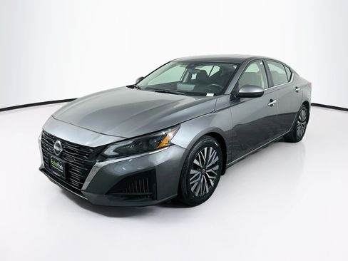 Used 2024 Nissan Altima 2.5 SV w/ SV Premium Package FWD image 3