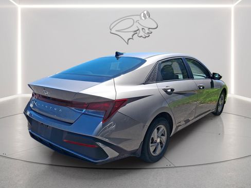 Certified 2024 Hyundai Elantra SE FWD image 8