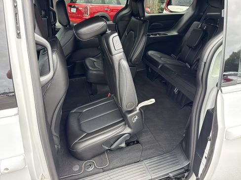 Used 2025 Chrysler Pacifica Select FWD image 11