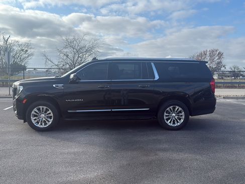 Used 2023 GMC Yukon XL SLT w/ SLT Luxury Package image 5
