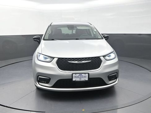 Used 2024 Chrysler Pacifica Limited FWD image 2