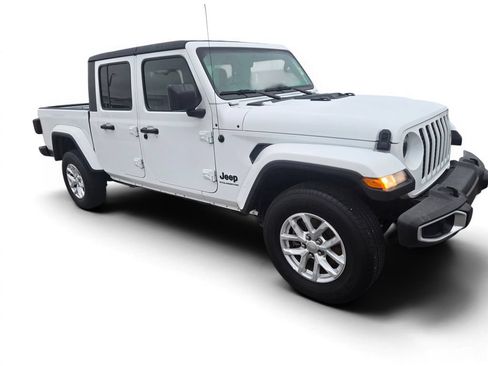 Used 2023 Jeep Gladiator Sport AWD/4WD image 2