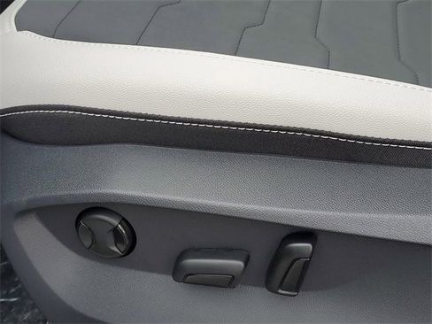 New 2026 Volkswagen Taos SE image 17