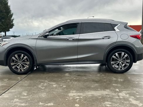 Used 2017 INFINITI QX30 Premium w/ Navigation Package image 6